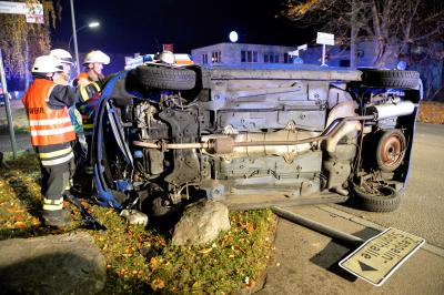 Frau ueberschlaegt sich mit Pkw - Wagen bleibt auf der Seite liegen in Fellbach